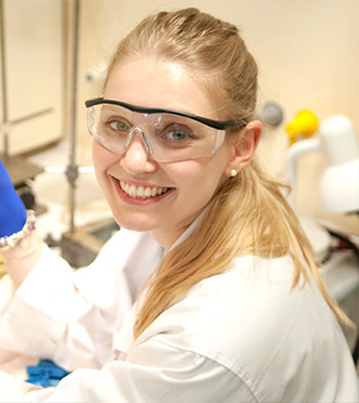 Image of PhD student and Fulbright Scholar Jessica Kretzmann in a UWA laboratory