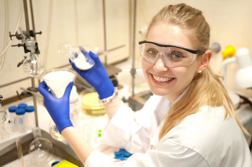 Image of PhD student and Fulbright Scholar Jessica Kretzmann in a UWA laboratory