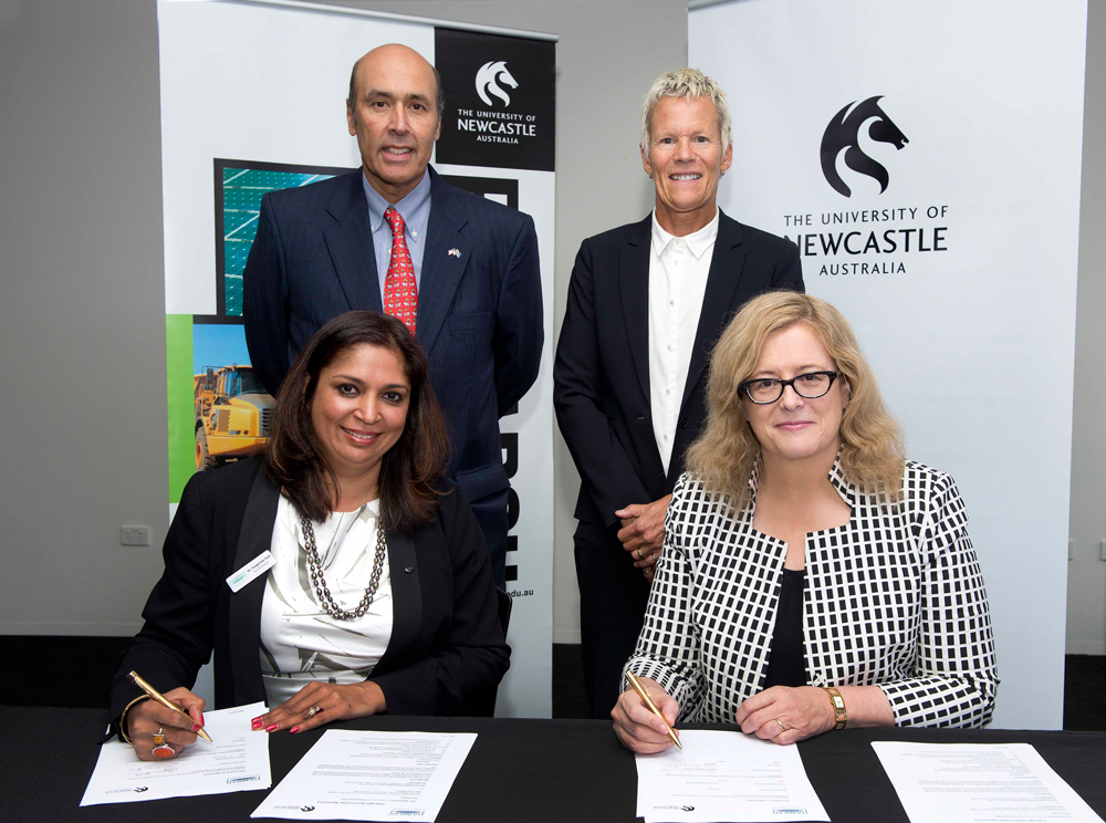 Fulbright Executive Director, Dr Tangerine Holt and University of Newcastle Vice-Chancellor & President, Professor Caroline McMillen sign the new Fulbright/University of Newcastle Scholarship Agreement, witnessed by US Consul General Mr Hugo Llorens and University of Newcastle Pro Vice-Chancellor, Professor Deborah Hodgson
